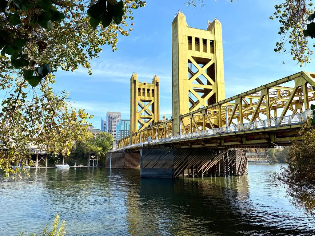 Vista del famoso Tower Bridge en oro sobre el río Sacramento en el centro.