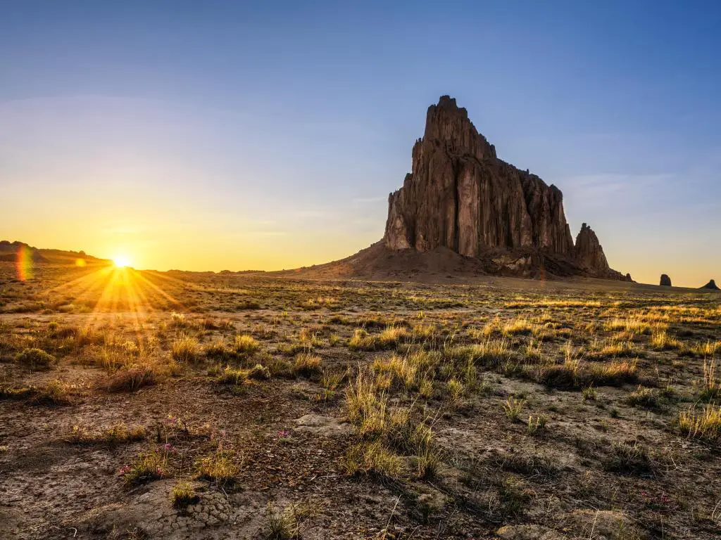 Puesta de sol sobre Shiprock.  Shiprock es una gran montaña de roca volcánica que se eleva por encima de la llanura desértica de la Nación Navajo en Nuevo México, EE.UU.