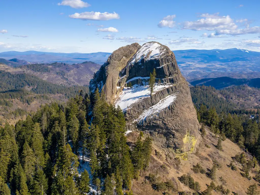 Pilot Rock y los bosques circundantes en el Monumento Nacional Cascade-Siskiyou en el sur de Oregón.