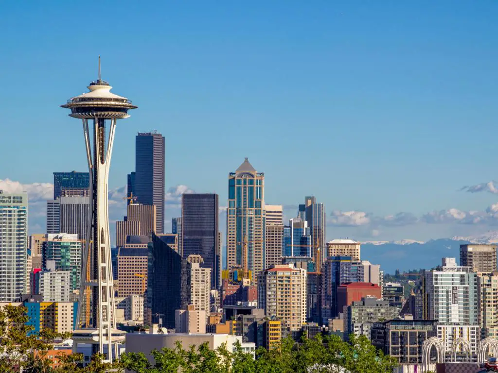 Horizonte de Seattle desde el mirador de Kerry Park (Seattle, Estados Unidos), con el Monte Rainier al fondo.