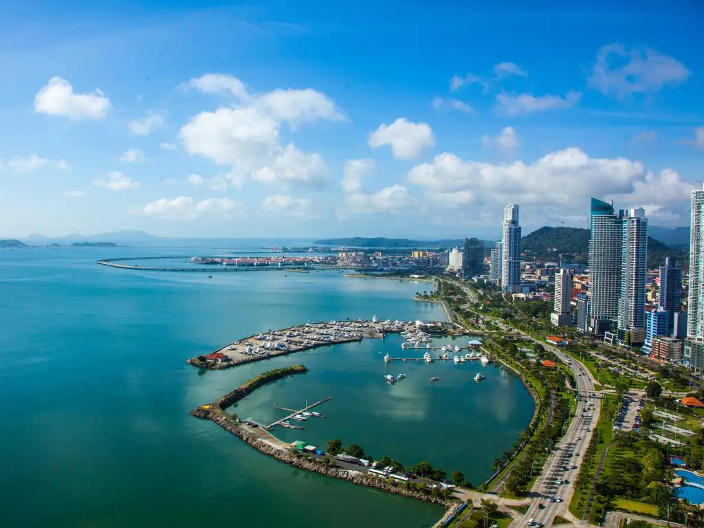 Ciudad de Panamá, EE.UU. Vista aérea desde la Ciudad de Panamá con vistas al Casco Viejo y al Canal de Panamá en un día soleado.
