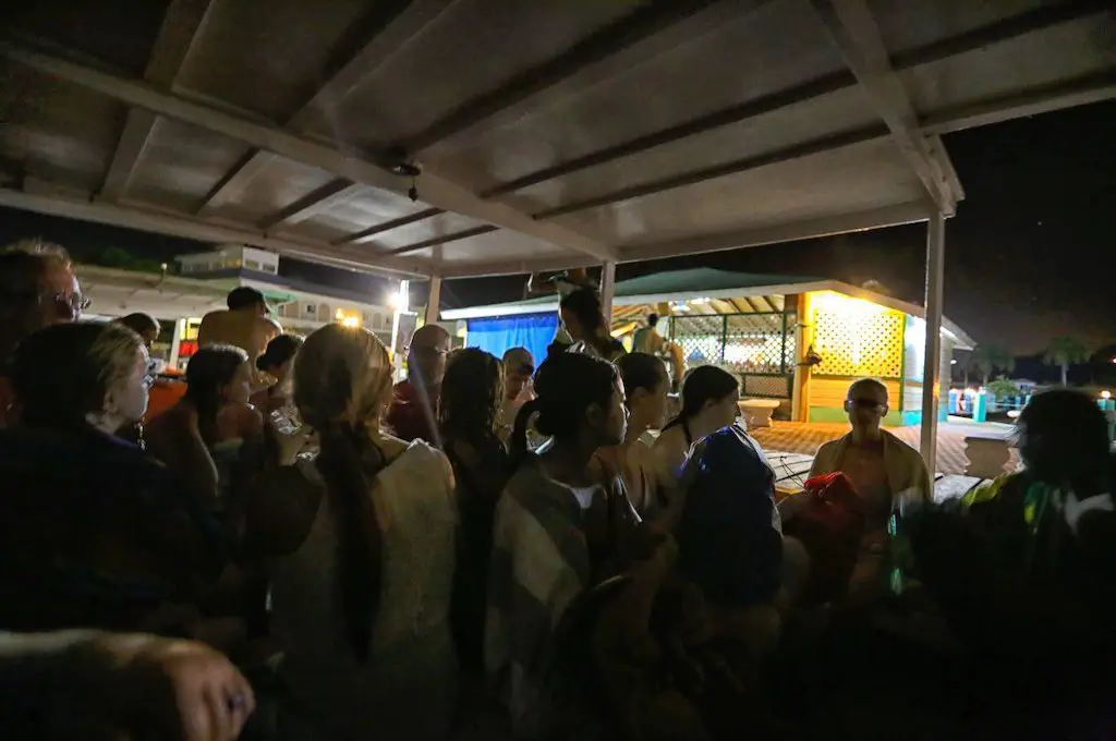 Barco lleno de gente por la noche