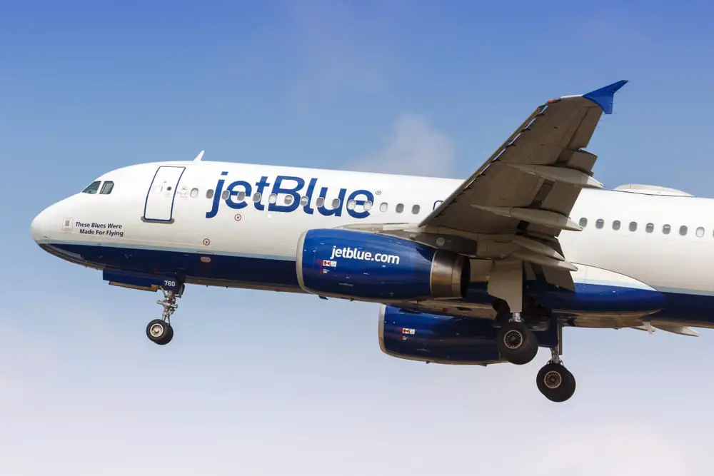Reglas del equipaje de mano de JetBlue (dimensiones, peso y guía de tarifas) Leyas