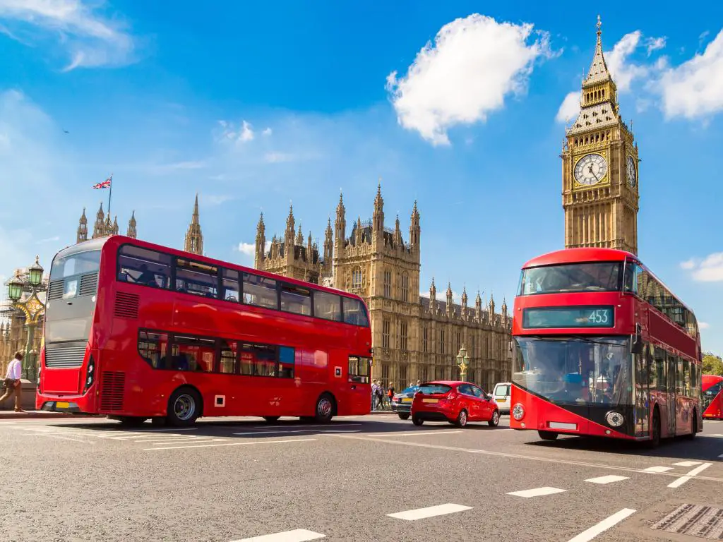 Autobuses rojos de Londres frente a las Casas del Parlamento y el Big Ben en Londres, Reino Unido
