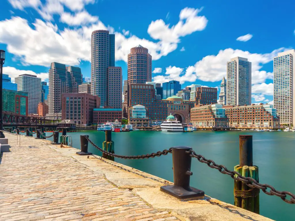 Horizonte de Boston en un día soleado de verano, vista desde el puerto en el centro de Massachusetts