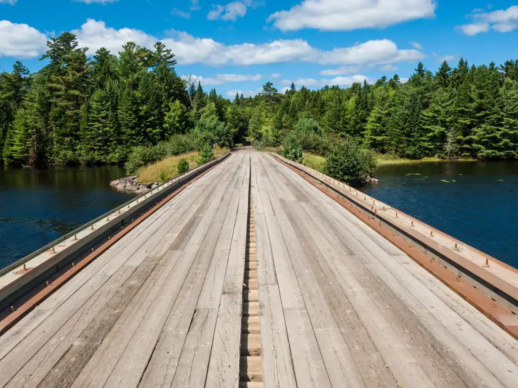 Puente de madera de Chamberlain sobre el lago Chamberlain en el norte de Maine
