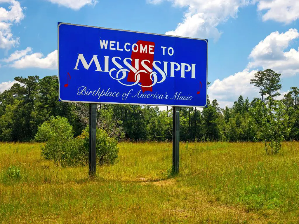 Cartel azul de bienvenida al costado de la carretera al ingresar al estado de Mississippi: lee 