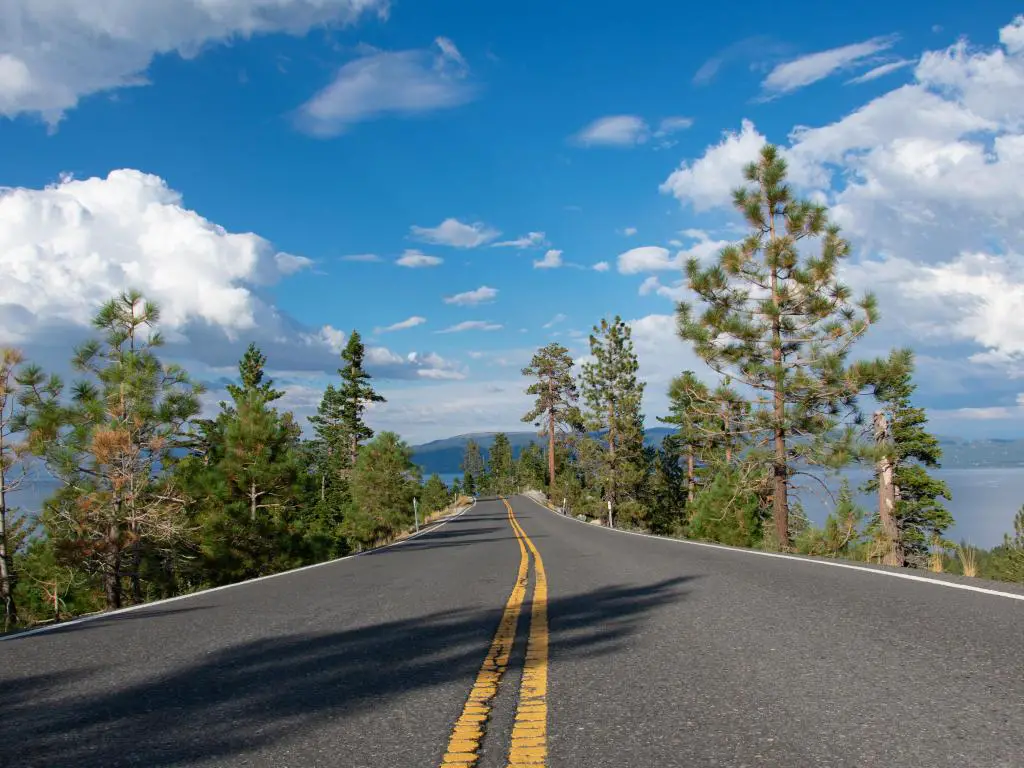 Emerald Bay Road, South Lake Tahoe en verano.  Vista al lago de frente y de ambos lados de la carretera.