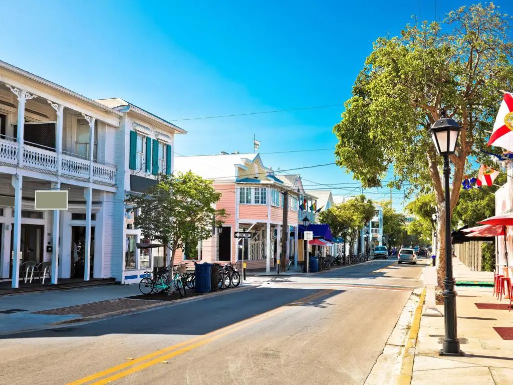 Vista panorámica de la famosa calle Duval de Key West, Cayos de Florida del Sur, Estados Unidos de América