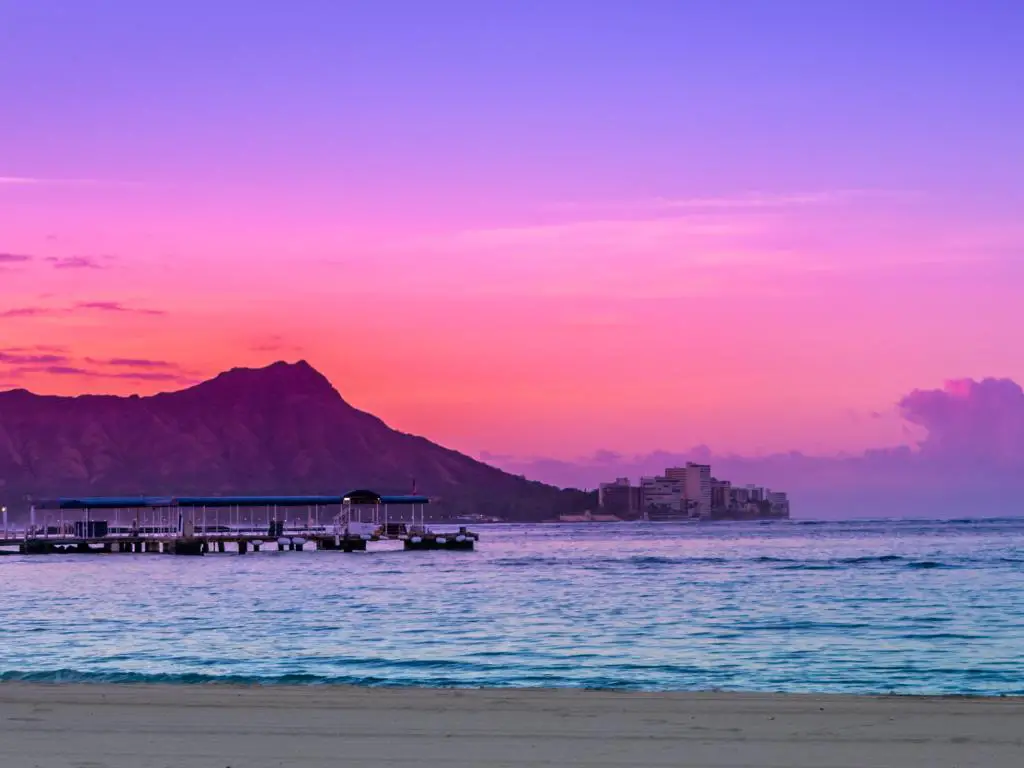 Tranquilo amanecer de Waikiki sobre Diamond Head en Honolulu, Hawaii