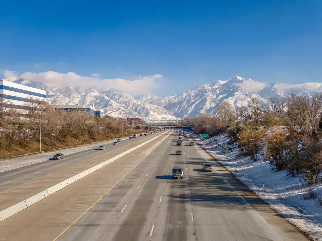 Vista de la autopista en Salt Lake City con montañas cubiertas de nieve en el fondo.