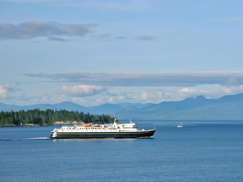 Ferry público estatal en el interior del pasaje cerca de Ketchikan Alaska