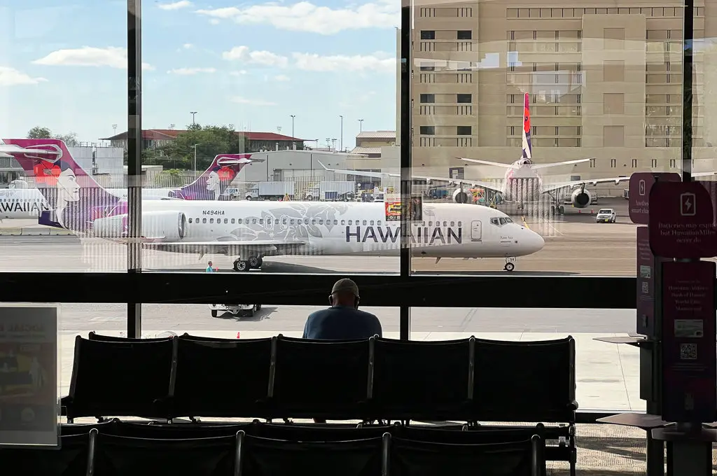 Aviones de Hawaiian Airlines fuera de la ventana de la terminal 