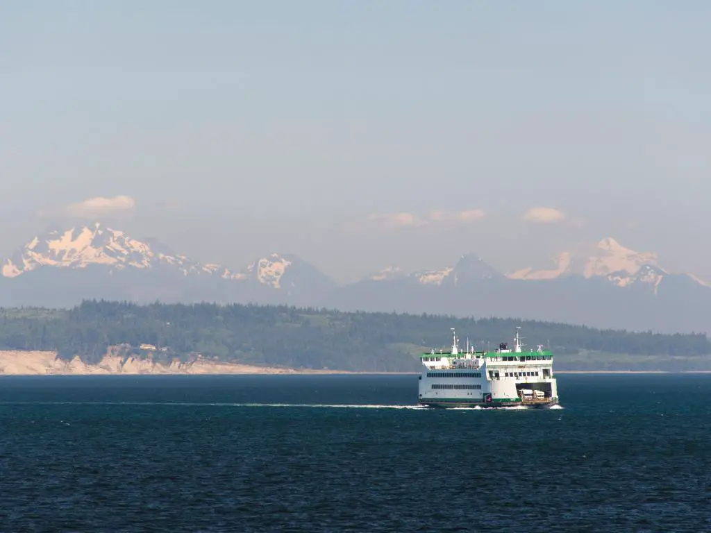 El ferry estatal transporta automóviles y pasajeros entre Whidbey y Port Townsend con vistas majestuosas de North Cascades más allá.