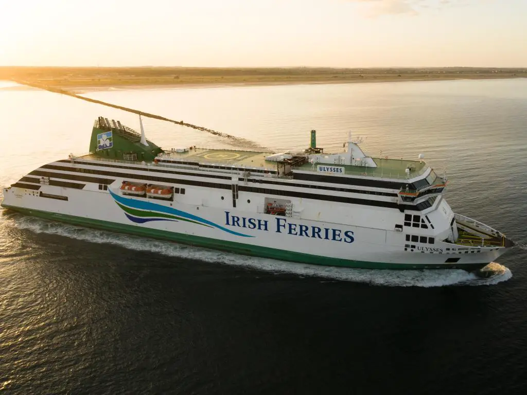 Ferry Irish Ferries que sale del puerto de Dublín hacia el Reino Unido al atardecer.