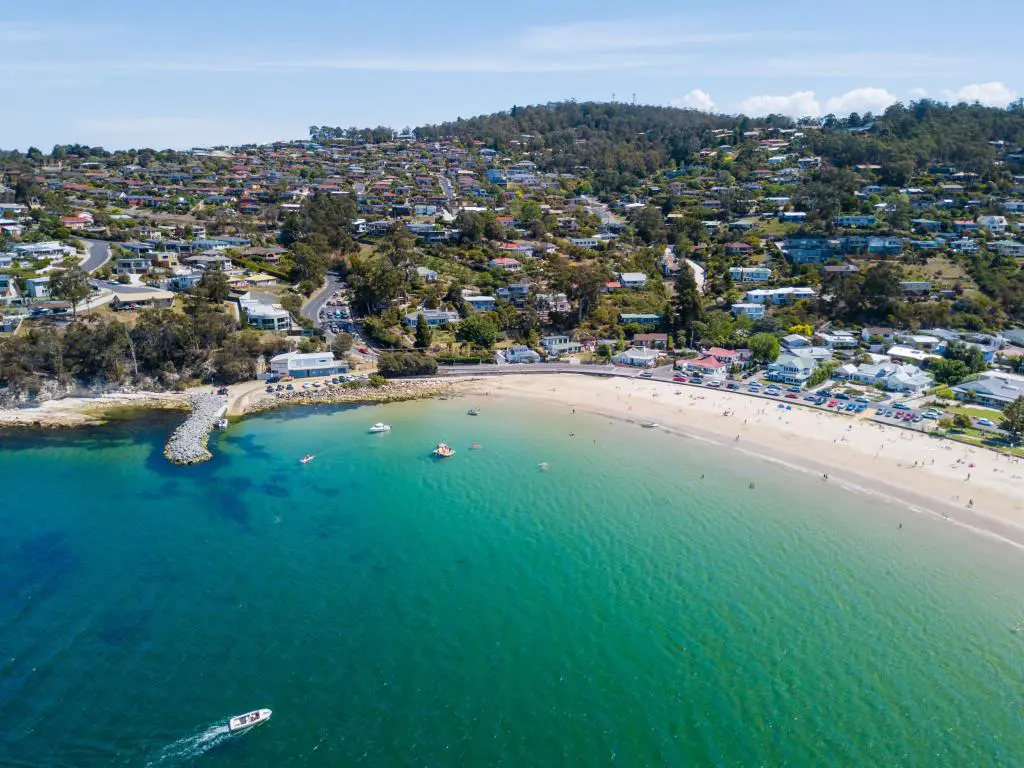 Una vista aérea de una playa de Kingston en Hobart, Tasmania, Australia