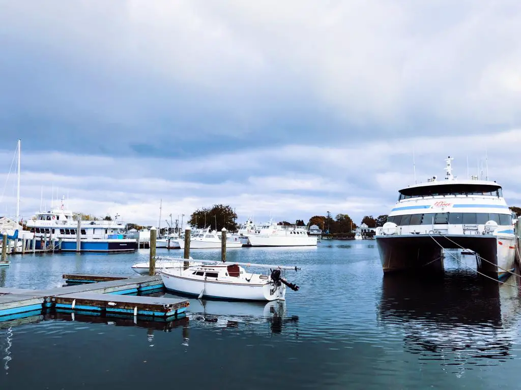 Un puerto en Hyannis,Massachusetts con barcos atracados durante el día.