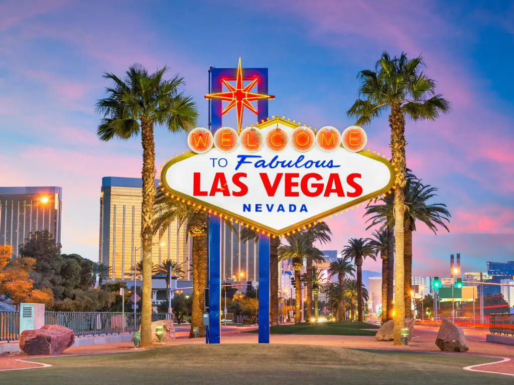 Las Vegas, Nevada, EE.UU., en el cartel de bienvenida a Las Vegas al anochecer.