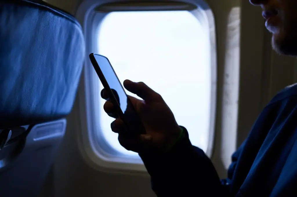 Usando el teléfono en el avión