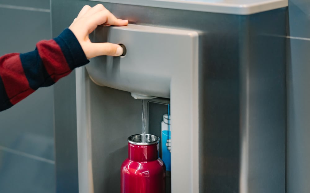 ¿Puedes llevar una botella de agua en un avión? (¿Lleno o Vacío?)