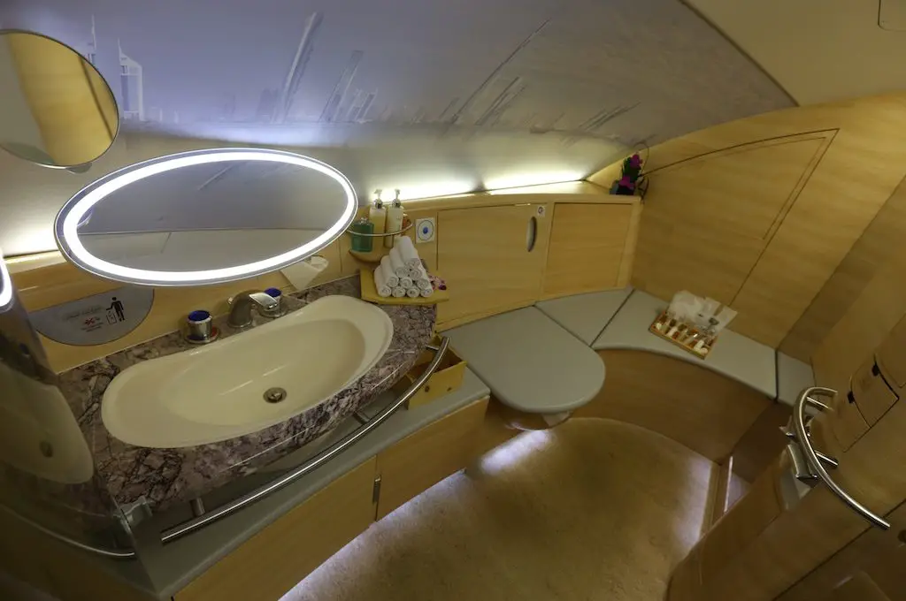 ¿Se puede llevar laca para el cabello en un avión? Hacer que las reglas de la TSA se mantengan [2022]