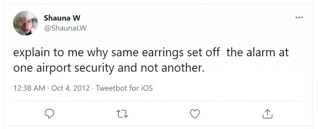 ¿Tiene que quitarse los aretes al pasar por la seguridad del aeropuerto?