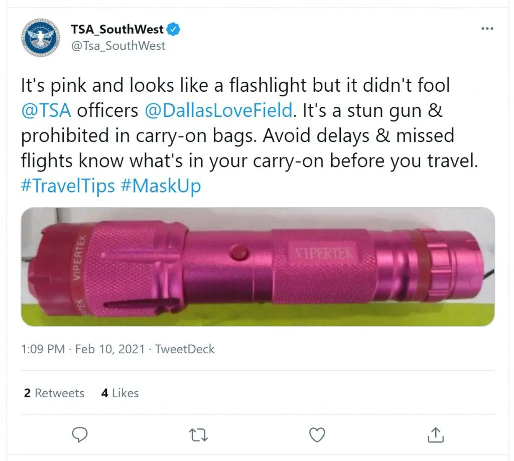 ¿Puedes llevar una linterna en un avión? (Reglas TSA Tácticas vs Normales)
