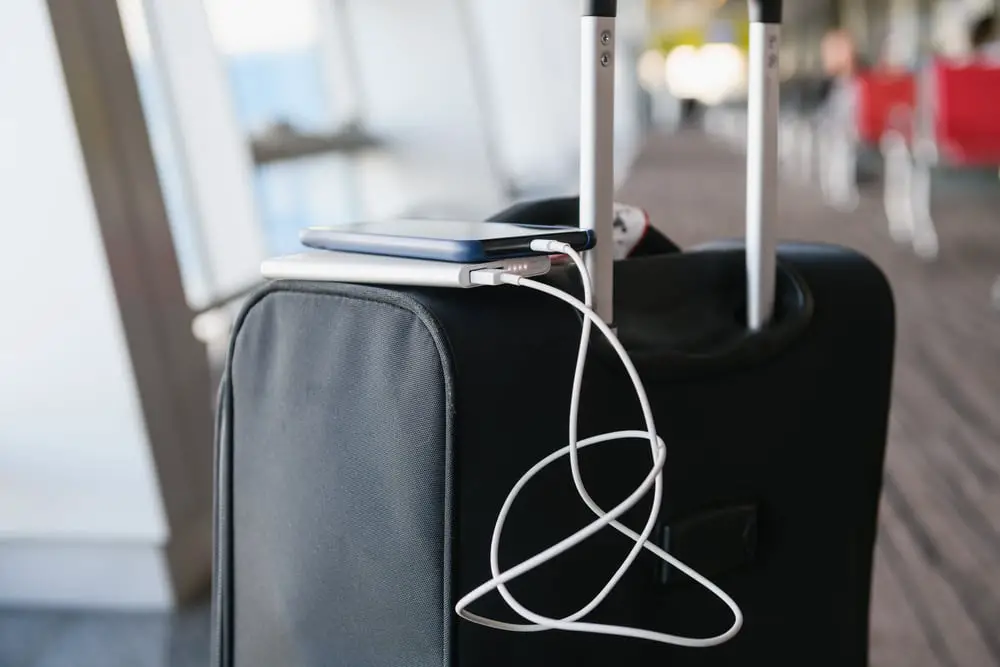 ¿Puedes llevar cargadores portátiles en un avión? (Compruebe su vatio-hora)