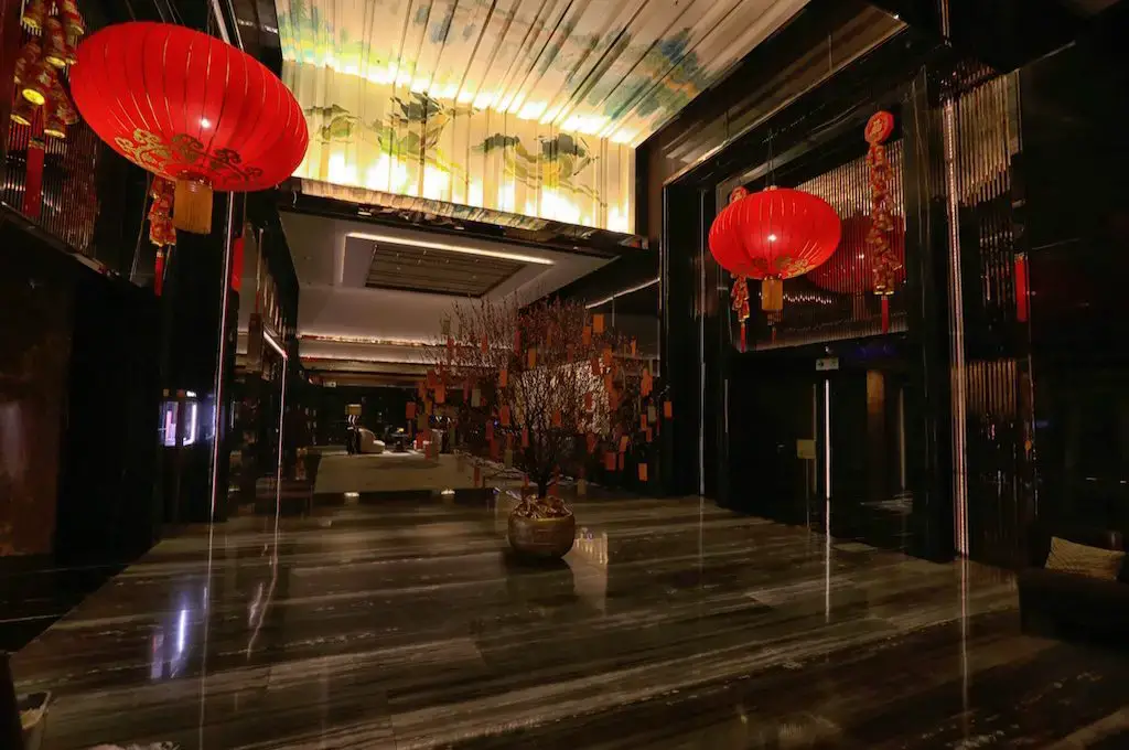 ¿Se puede llevar alcohol a un hotel?
