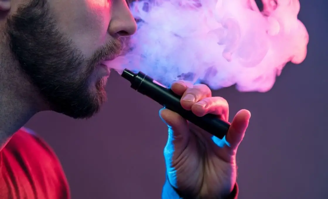 ¿Se puede fumar hierba en una habitación de hotel? [2022]