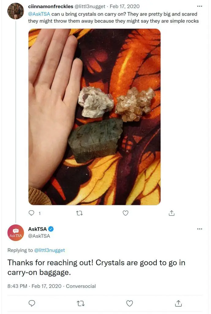 ¿Puedes llevar cristales en un avión?