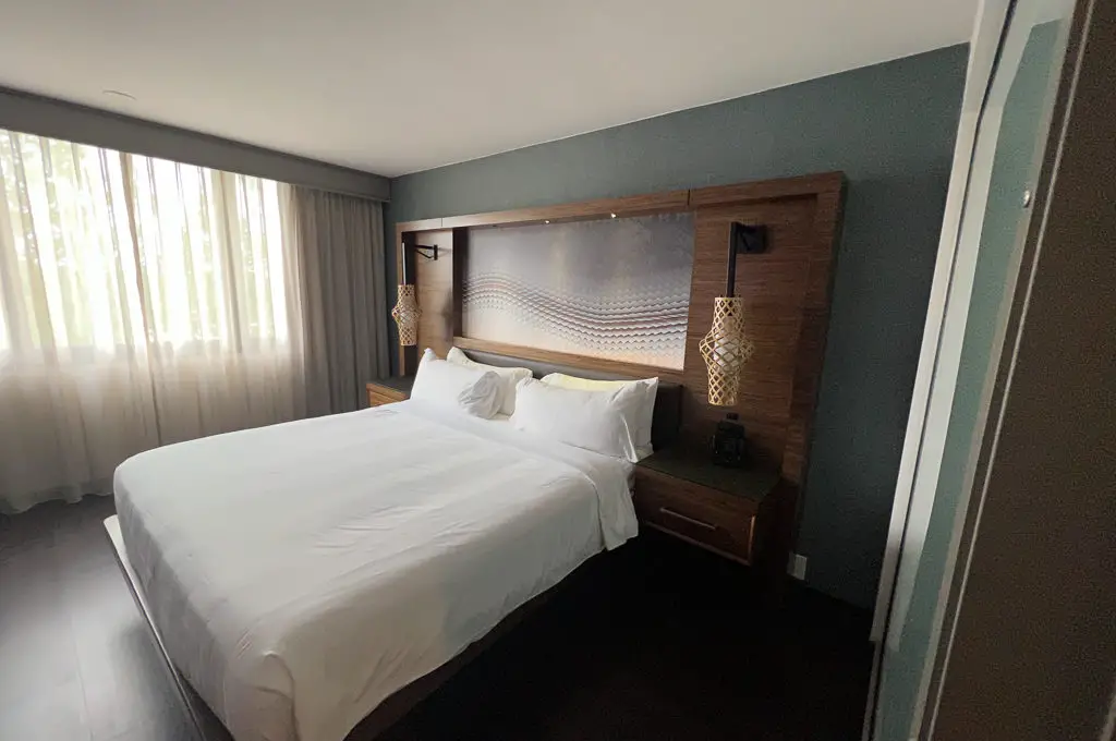 ¿Cómo mantienen los hoteles sus sábanas tan blancas?