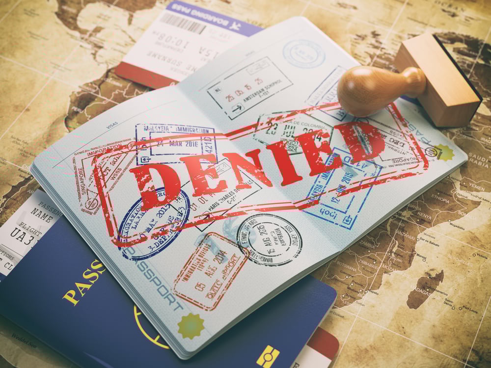 ¿Puedes volar si tienes una orden judicial?