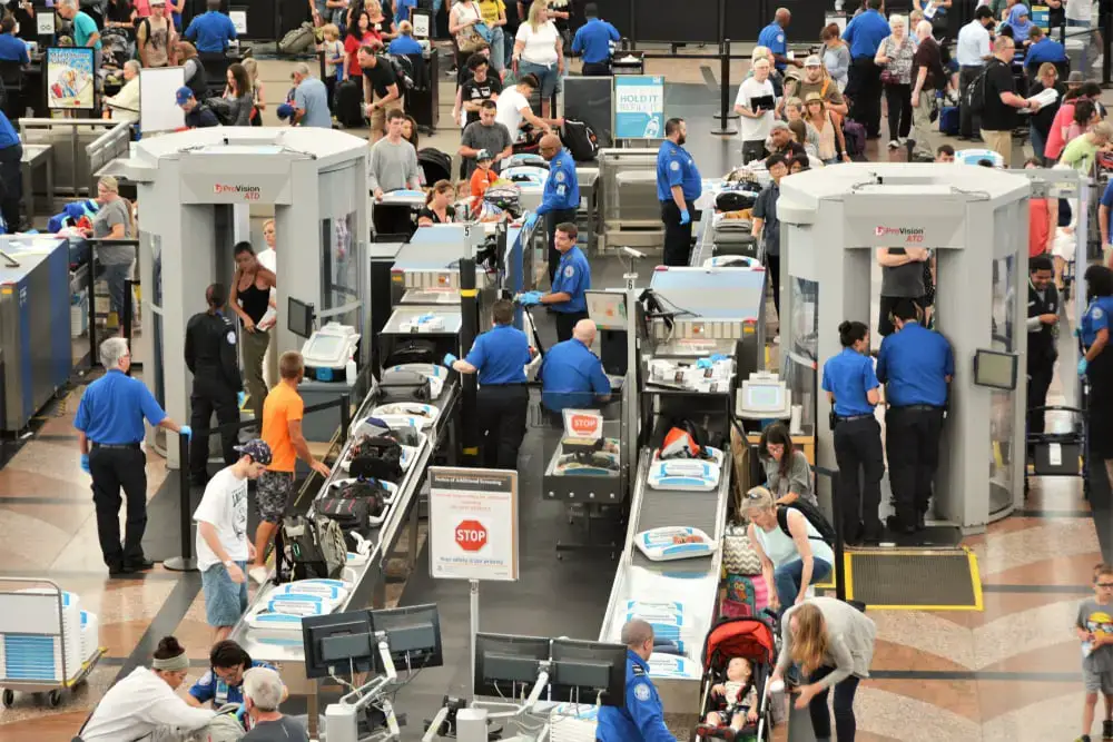 ¿Se puede llevar pasta de dientes en un avión? (¡Reglas y regulaciones de la TSA!)