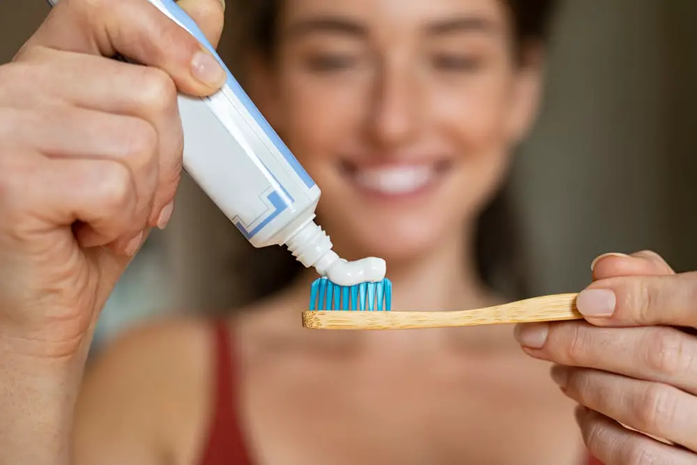 ¿Se puede llevar pasta de dientes en un avión? (¡Reglas y regulaciones de la TSA!)