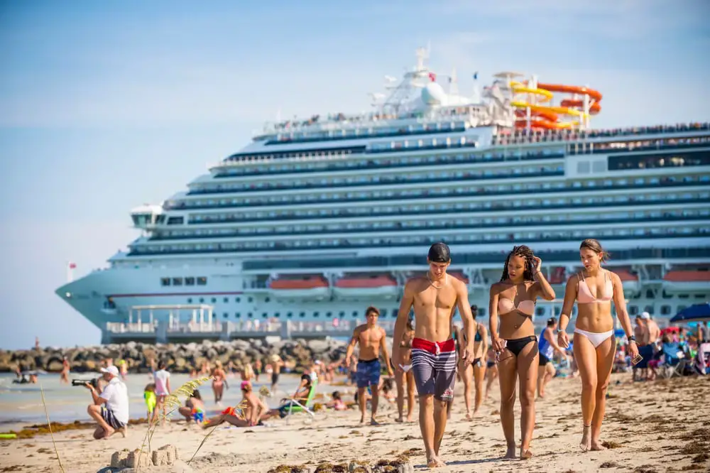 18 MEJORES cruceros para adultos jóvenes (¡Cruceros para todos los presupuestos!)