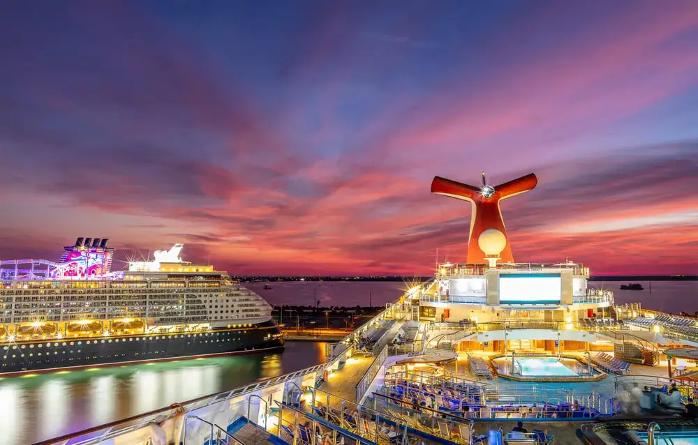 18 MEJORES cruceros para adultos jóvenes (¡Cruceros para todos los presupuestos!)