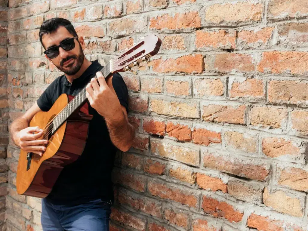 ¿Se puede llevar una guitarra en un avión? (Lea las pautas de la TSA aquí)