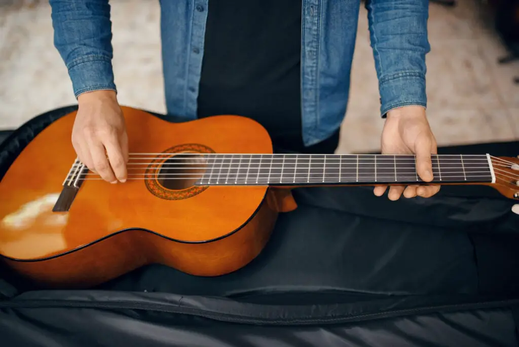 ¿Se puede llevar una guitarra en un avión? (Lea las pautas de la TSA aquí)