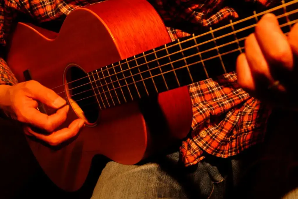 ¿Se puede llevar una guitarra en un avión? (Lea las pautas de la TSA aquí)