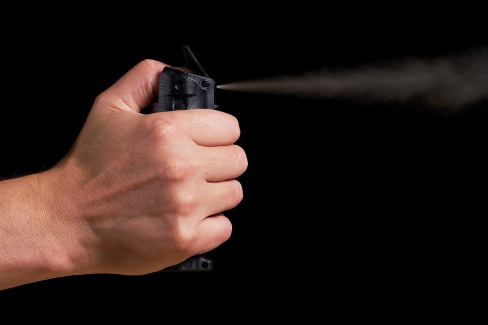 ¿Se puede llevar spray de pimienta en un avión? (¡Regulaciones por Aerolínea!)