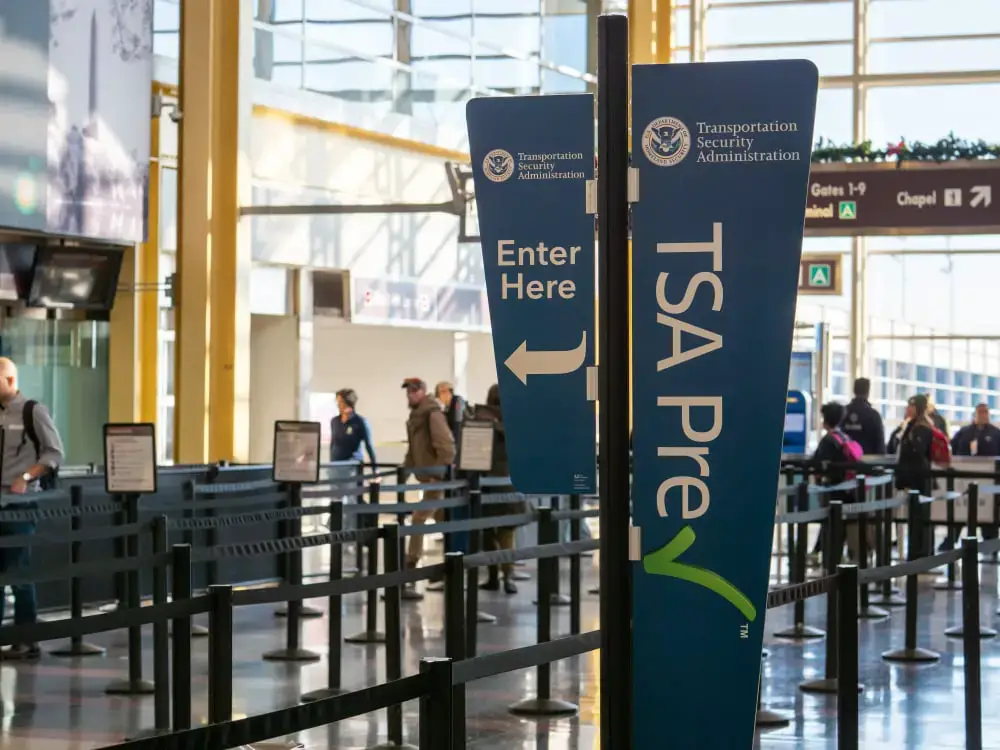 ¿Se puede llevar desodorante en un avión? (¡Reglas y regulaciones de la TSA!)