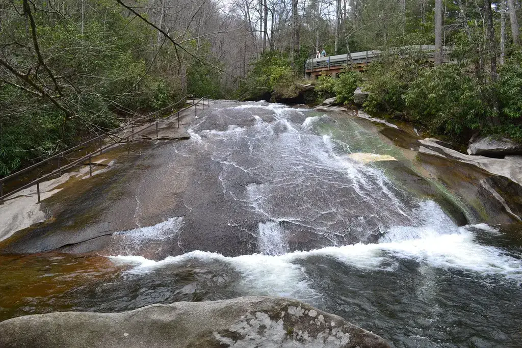 Las 15 mejores cascadas cerca de Greenville, Carolina del Sur (las más altas y hermosas)
