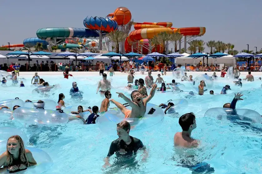 15 MEJORES parques acuáticos en Los Ángeles (¡Tiempo relajante en familia!)