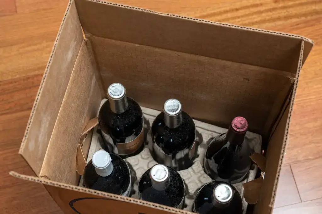 ¿Se pueden llevar botellas de alcohol y mini licores en los aviones? Una guía aleccionadora de la TSA [2022]