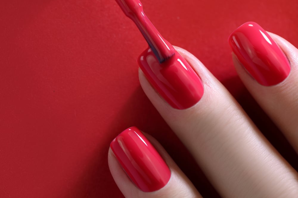 ¿Se puede llevar esmalte de uñas en un avión? (Conozca las reglas y regulaciones)