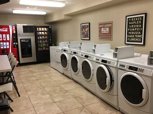 Lavandería Grand Legacy Hotel: $ 2 por carga para lavar o secar: imagen de ...