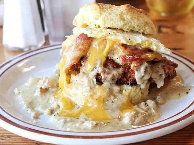 El mejor desayuno de Estados Unidos incluye muchos panqueques y huevos.