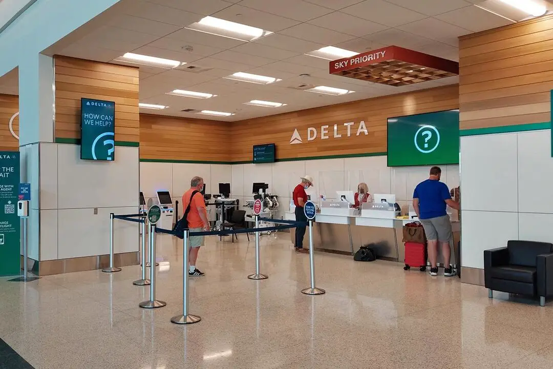 Cómo reservar y volar a menores no acompañados en Delta Air Lines |