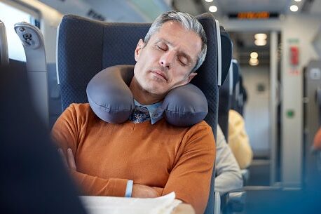 La forma correcta de usar una almohada para el cuello - The Points Guy